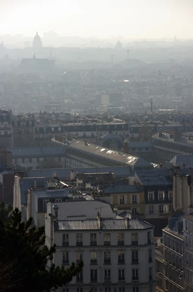 Panoráma kilátás a ködben - Párizs Montmartre — Stock Fotó