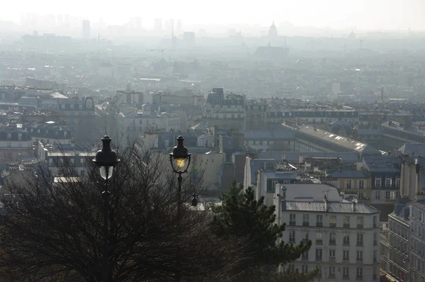 Panorama de Paris na névoa vista de Montmartre — Fotografia de Stock