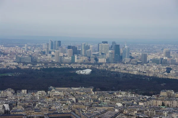 La Defense negyed-Párizs, Franciaország - kilátás nyílik az Eiffel-torony — Stock Fotó