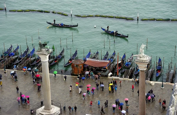 Venetië, Piazza San Marco-toeristen en gondels — Stockfoto