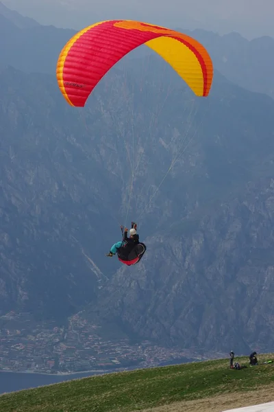 Paraglider in de bergen — Stockfoto