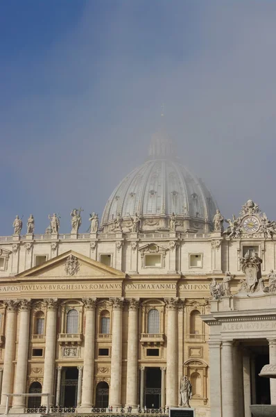 Basílica de São Pedro no nevoeiro, Roma, Itália — Fotografia de Stock