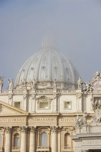 Szent Péter-bazilika a ködben, Róma, Olaszország — Stock Fotó