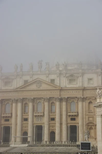 Szent Péter-bazilika a ködben, Róma, Olaszország — Stock Fotó