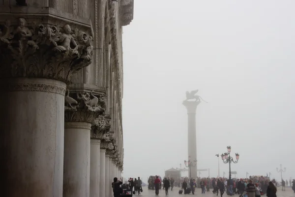 Plaza de San Marcos en Venecia en la niebla — Foto de Stock