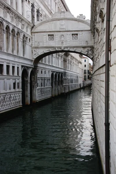 Canal, Venice, İtalya köprü — Stok fotoğraf