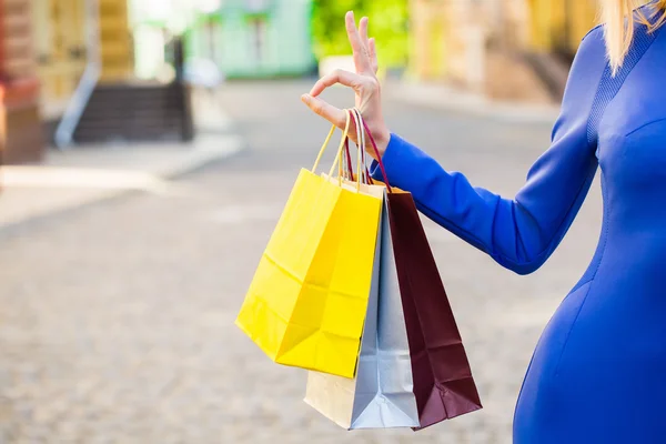 Mujer sosteniendo bolsas de compras. Compras al aire libre adicto — Foto de Stock