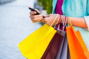 Kadın holding alışveriş torbaları. Açık Alışverişkoliğin