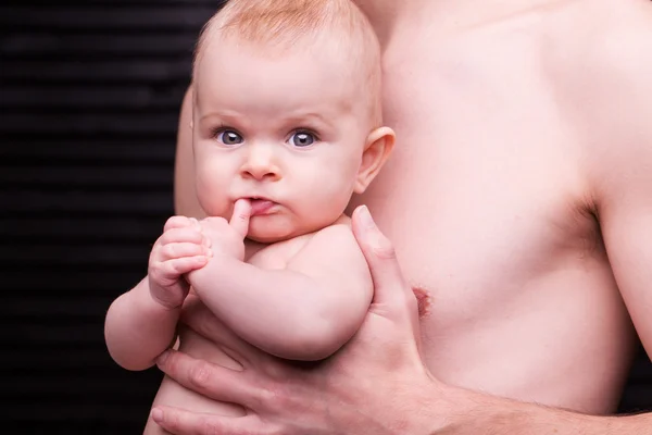 Joven padre está alimentando a su hija bebé. niña sonriendo a las manos del padre —  Fotos de Stock