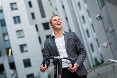 merdivenlerden yukarı iş arka plan üzerinde gidiş bisikleti ile işadamı merkezleri