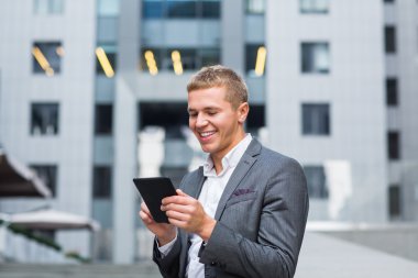 Bir tablet kullanarak bir işadamı portresi