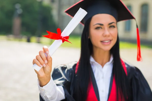 Happy woman portrait on her graduation day smiling — Stock Photo, Image