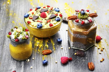 Chia mango parfait. çikolata chia parfait. muz mango smoothie