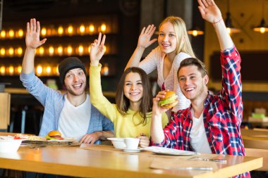 Bir grup genç insan kafede eğleniyor