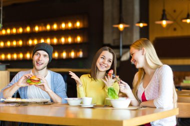 Bir grup genç insan kafede eğleniyor