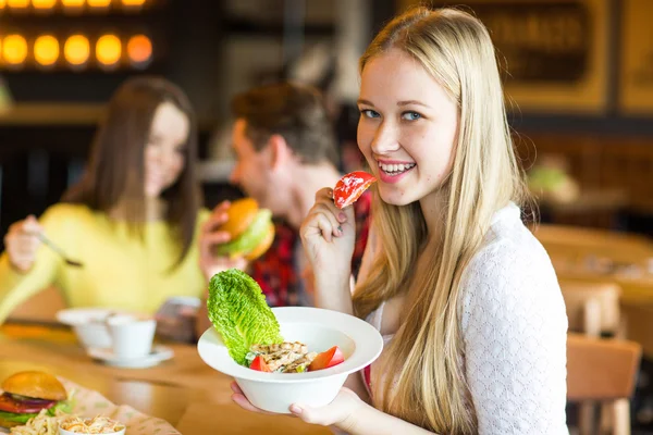 카페에서 샐러드를 먹는 아름 다운 젊은 여자 — 스톡 사진