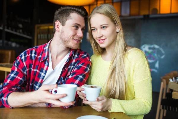 Bir restoranda kahve içme kadın ve genç erkek. Bir tarihte kahve içme kadın ve genç erkek. erkek ve kadın bir tarihte — Stok fotoğraf