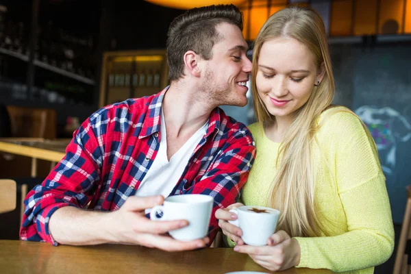 Jonge man en vrouw koffie drinken in een restaurant. Jonge man en vrouw koffie drinken op een datum. man en vrouw op een datum — Stockfoto