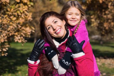 Anne ve kızı park.happy anne ve kızı sonbahar Park içinde