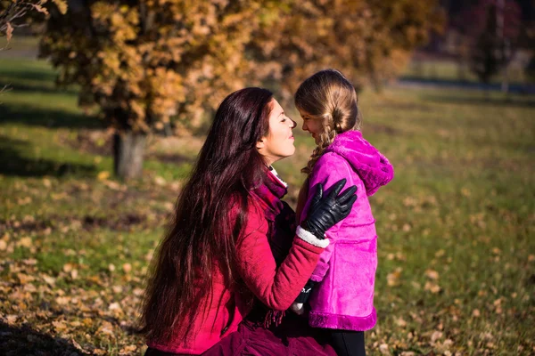 母亲和女儿在 park.happy 母亲和女儿在秋天的公园 — 图库照片