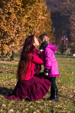Anne ve kızı park.happy anne ve kızı sonbahar Park içinde