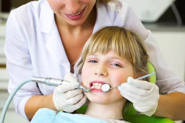 Criança na recepção no dentista. recepção no dentista.Close up retrato de uma menina sorridente no dentista — Fotografia de Stock