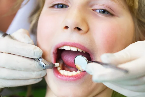 Criança na recepção no dentista. recepção no dentista.Close up retrato de uma menina sorridente no dentista — Fotografia de Stock