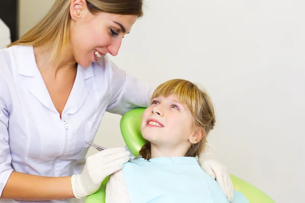 歯医者で彼女の歯科健診を得る少女 — ストック写真