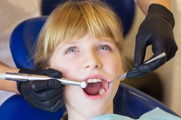 Közeli fel kislány nyitó szája széles vizsgálata során a szájüreg — Stock Fotó