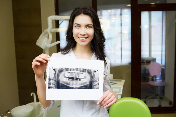 Tandläkaren titta på röntgen bild — Stockfoto