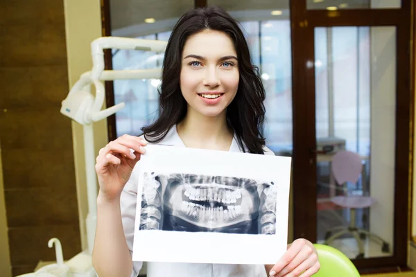 Dentista olhando para imagem de raio-x — Fotografia de Stock