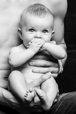 Genç Baba onun bebek daughter.baby besleme father.black ve beyaz elinde gülümseyen kız