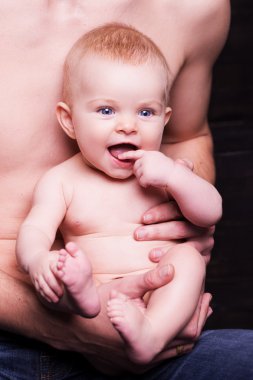 Genç Baba onun bebek daughter.baby besleme baba elinde gülümseyen kız