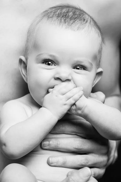 Joven padre está alimentando a su hija bebé.niña sonriendo a las manos del padre.blanco y negro —  Fotos de Stock