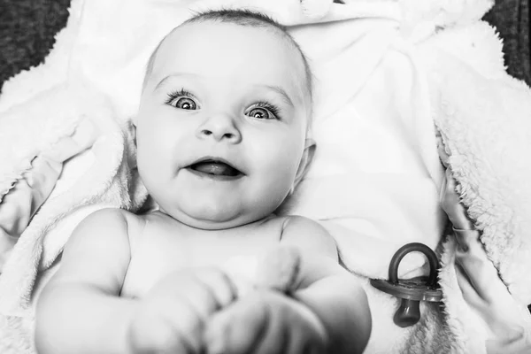 Niño feliz baby girl.happy sonriente con ojos azules —  Fotos de Stock