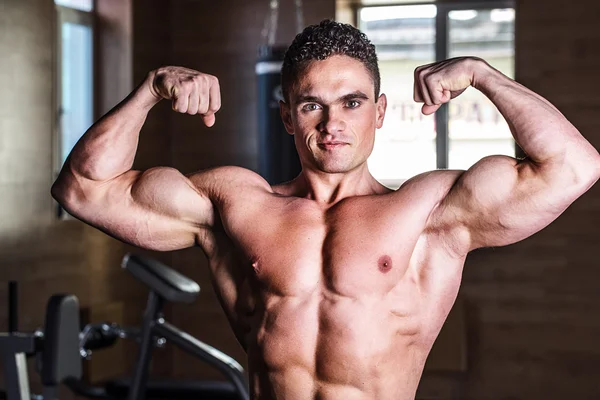 Atletik erkek fitness modeli gövde gösteren altı bohça abs — Stok fotoğraf