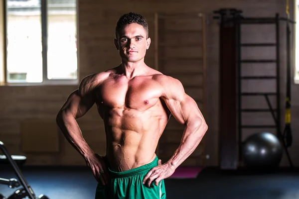 Starker athletischer Mann Fitness-Modell Oberkörper zeigt Sixpack Bauchmuskeln — Stockfoto