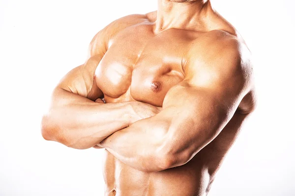 Starker athletischer Mann, der muskulösen Körper und Sixpack Bauchmuskeln über weißem Hintergrund zeigt. Muskulöser Bodybuilder, der Übungen mit Hanteln über weißem Hintergrund macht. — Stockfoto