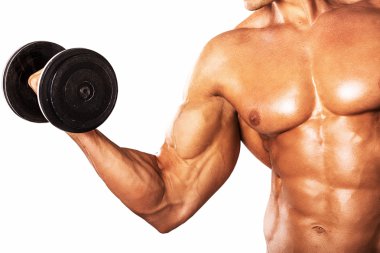 Güçlü atletik kas vücut ve sixpack abs beyaz arka plan üzerinde gösterilen adam. Kaslı vücut geliştirmeci adam dumbbells ile beyaz arka plan üzerinde yapıyor. Kaslı adam beyaz arka plan üzerinde