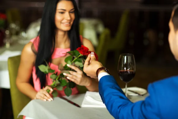 Člověk dělat návrh přítelkyni v restauraci — Stock fotografie