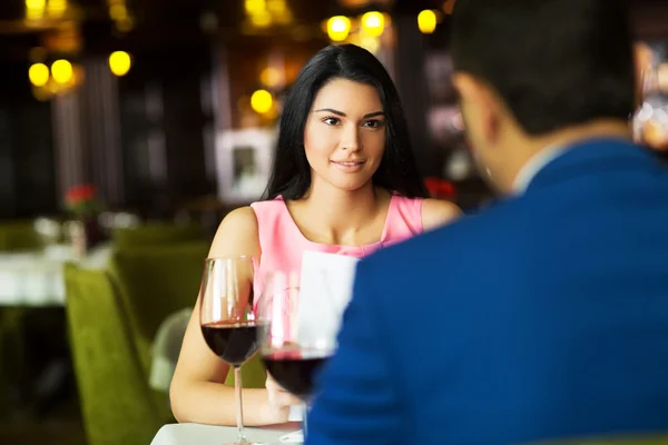 Pareja con copas de vino en la mesa en el restaurante — Foto de Stock