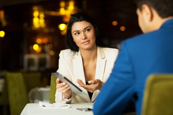 남자와 여자 비즈니스 회의에 레스토랑에서 — 스톡 사진