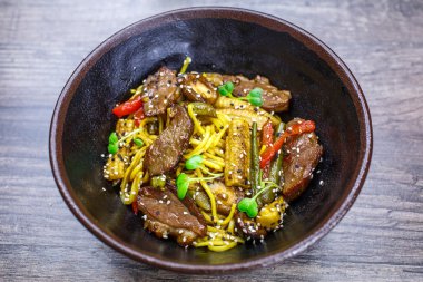 Ördek sosu garnitür pad Tay yumurta noodle. Beef Szechuan garnitür yumurta noodle