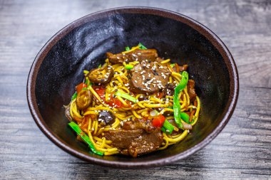 Ördek sosu garnitür pad Tay yumurta noodle. Beef Szechuan garnitür yumurta noodle