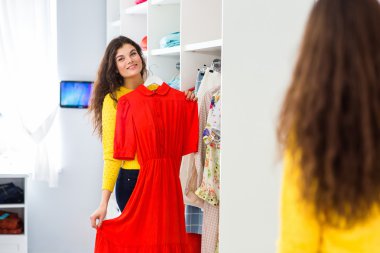 güzel genç kız üzerinde bir alışveriş shop.girl elbiseyle ölçer