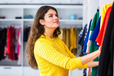 güzel genç kız üzerinde bir alışveriş shop.girl elbiseyle ölçer