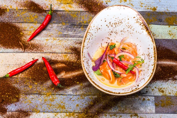 Baharatlı sosla servis edilmiş Somon dilimleri.