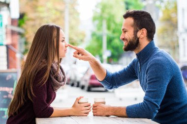 Çay veya kahve içme kadın ve erkek. Piknik. Serin havalarda sıcak içecek. Kahve bardakları sonbahar Park ile mutlu çift. Aşk hikayesi kavramı