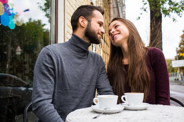 남자 고 여자 차 또는 커피를 마시는입니다. 피크닉입니다. 차가운 날씨에 따뜻하게 음료입니다. 가 공원에서 커피 컵과 함께 행복 한 커플입니다. 사랑 이야기 개념 — 스톡 사진