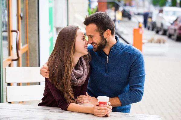 남자 고 여자 차 또는 커피를 마시는입니다. 피크닉입니다. 차가운 날씨에 따뜻하게 음료입니다. 가 공원에서 커피 컵과 함께 행복 한 커플입니다. 사랑 이야기 개념 — 스톡 사진
